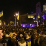 Przepychanki z milicją i gaz łzawiący na ulicach Kijowa