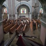 Zalany klasztor Franciszkanów w Kłodzku. Woda do wysokości ambony