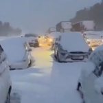 Tysiące osób utknęły na drogach po nietypowych w Afryce obfitych opadach śniegu