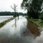 Niż genueński powoli ustępuje, jednak sytuacja powodziowa jest nadal dramatyczna. Prognoza na najbliższe godziny
