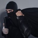 Kobieta zamknęła złodzieja w domu, schował się w garderobie