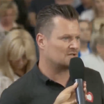 W 2023 r. brał udział w wiecu Tuska. Dziś jest prezesem ARS!