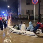Pacjenci ewakuowani na pontonach i łodziach ze szpitala w Nysie
