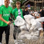 Piłkarze i trener Śląska Wrocław pomagają w walce z powodzią