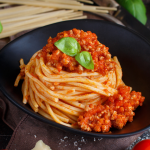 Makaron z sosem pomidorowym i parmezanem