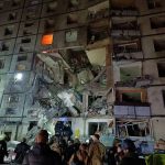 Rosyjska bomba kierowana uderzyła w blok mieszkalny w Charkowie; zginęło dziecko, wielu rannych (aktl.)