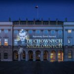 Wizerunek kapelana Solidarności pojawił się na Pałacu Prezydenckim