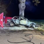 BMW uderzyło w drzewo i stanęło w ogniu. Zginęły dwie osoby!