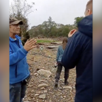 SZOK! Oto, jak dziennikarze TVN traktują mężczyznę, pytającego o pomoc [WIDEO]