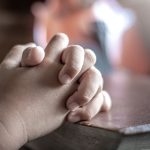 4-latka wychowywana w ateistycznej rodzinie zaszokowała matkę, bo się… przeżegnała