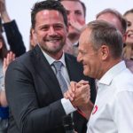 Trzaskowski w ogniu krytyki: podstawieni ludzie w tramwaju do Wilanowa?