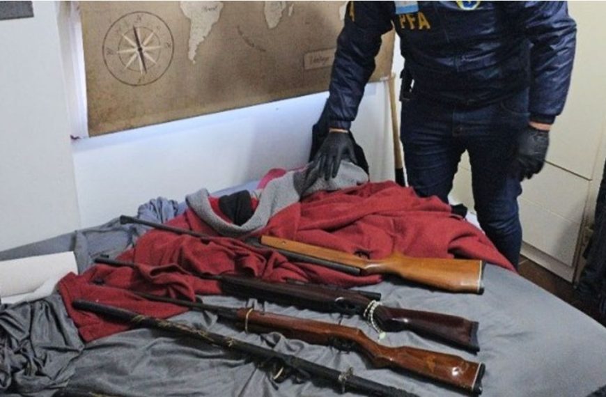 Policja przejęła duży skład broni z symbolami III Rzeszy