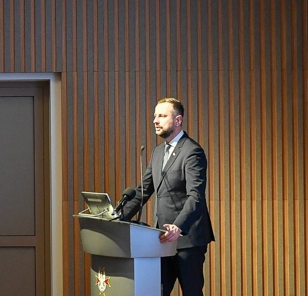 To są jakieś żarty! Kosiniak-Kamysz rozda Polakom … broszury na wypadek wybuchy wojny
