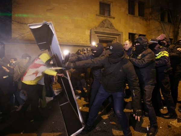 Gruzini protestują przeciwko prorosyjskiej&hellip;