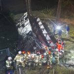 Groźny wypadek: autokar spadł z wysokości 10 metrów