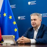 Gawkowski i internauci kwestionują niezależność Hołowni