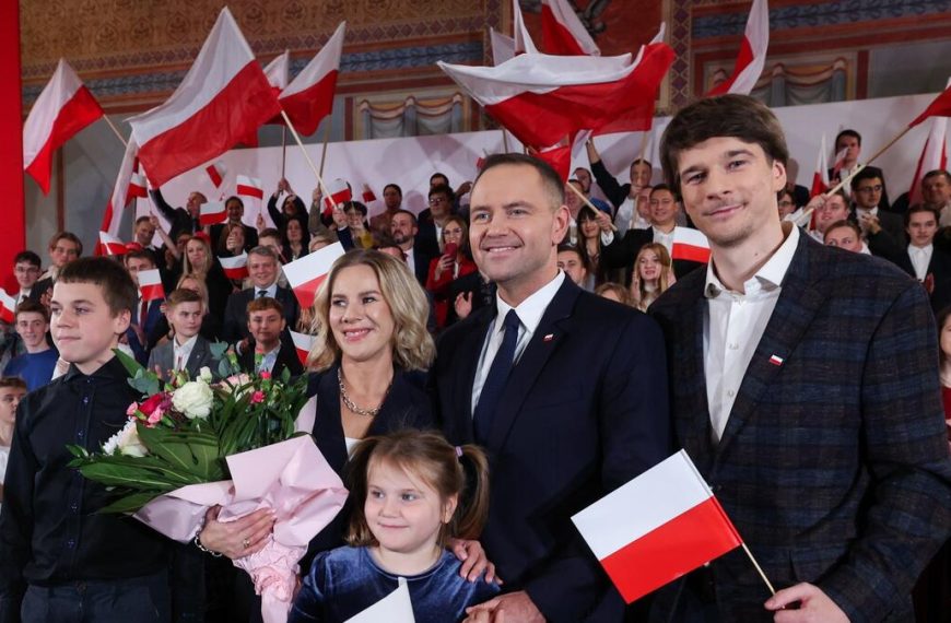 HIT!„Super Express” zrobił drugą sondę, bo wygrał Nawrocki. W drugiej… też wygrał