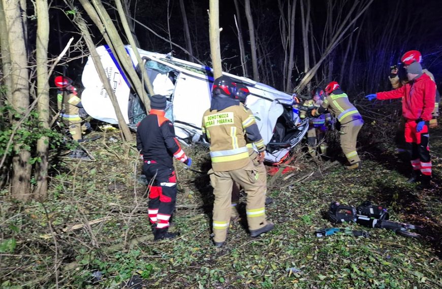 Samochód wypadł z drogi i wbił się między drzewa. Kierowca zginął na miejscu