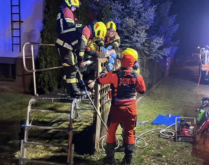 Kibic poszedł na „szybkie” zakupy w przerwie meczu. Skończył nabity na ogrodzenie
