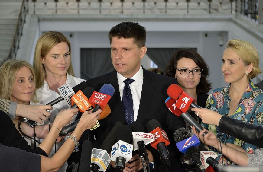 Petru pójdzie pracować na kasę do dyskontu