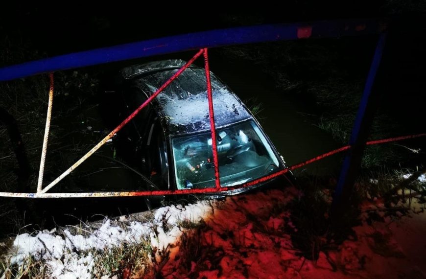 Samochód spadł z mostu do rzeki. W środku znajdowało się 2-letnie dziecko