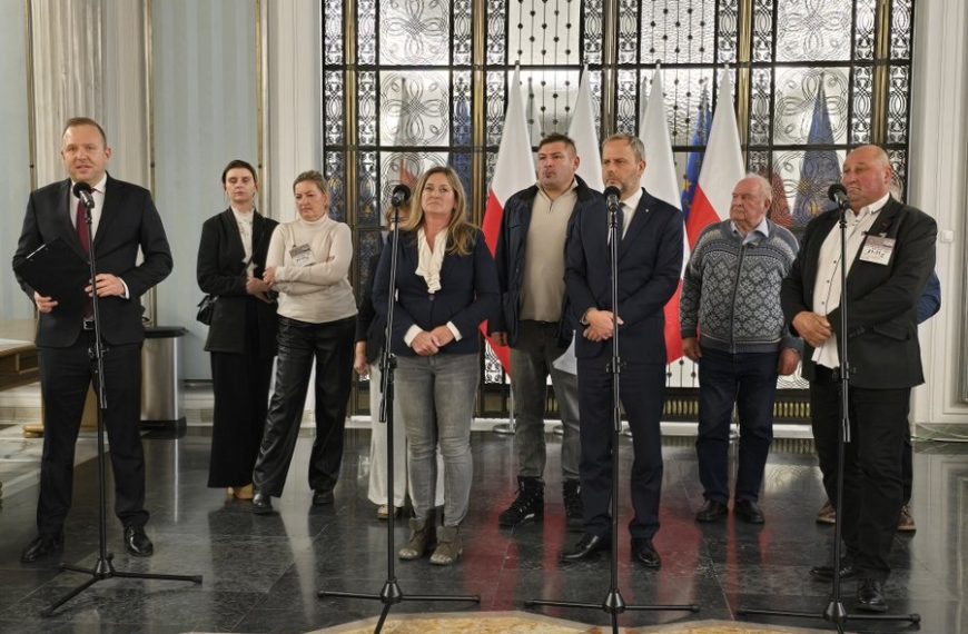 Powodzianie w Sejmie. Posłowie KO unikają odpowiedzi
