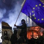Protest w Gruzji. Demonstracja przed siedzibą telewizji publicznej