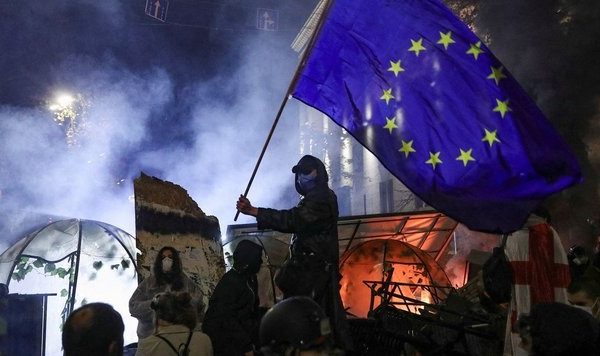 Protest w Gruzji. Demonstracja przed siedzibą telewizji publicznej