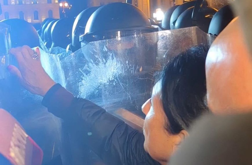 Gruzja protestuje przeciwko rządowi. Prezydent woła do policjantów