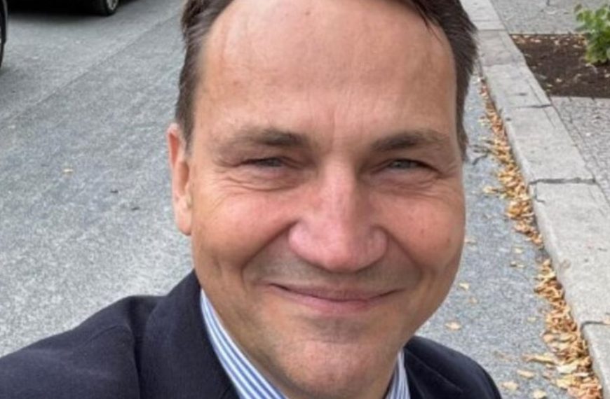 Prekampanijne wrotki odpięte! Sikorski ściga się z Trzaskowskim o tytuł: „żenady kampanii prezydenckich”