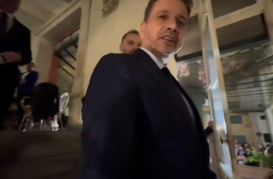 Zobacz, jak Trzaskowski ucieka przed Republiką