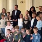 Trzaskowski w swoim żywiole. Zabawiał dzieci w ratuszu i …