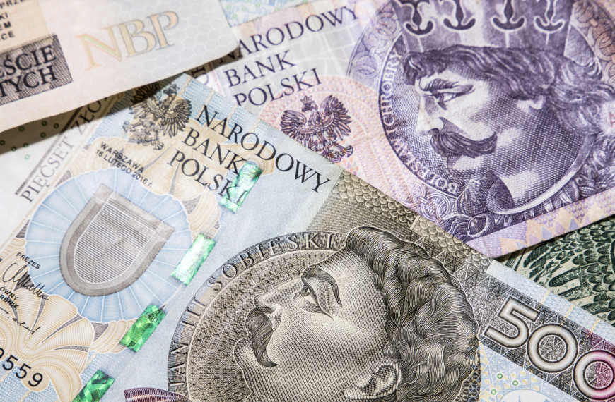 800 plus traci na wartości. Rząd nie planuje waloryzacji, a inflacja uderza w rodziców