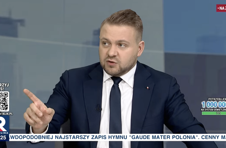 Ozdoba: Donald Tusk chce zatłuc politycznie marszałka Hołownię