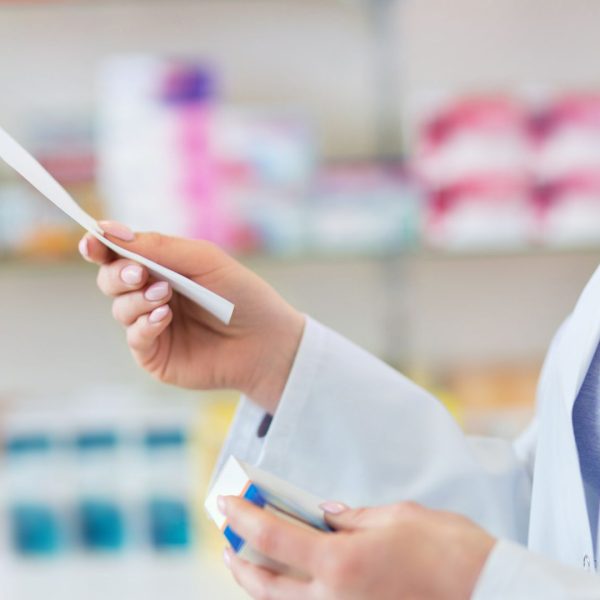 Farmaceuci alarmują: tysiącom polskich aptek grozi zamknięcie