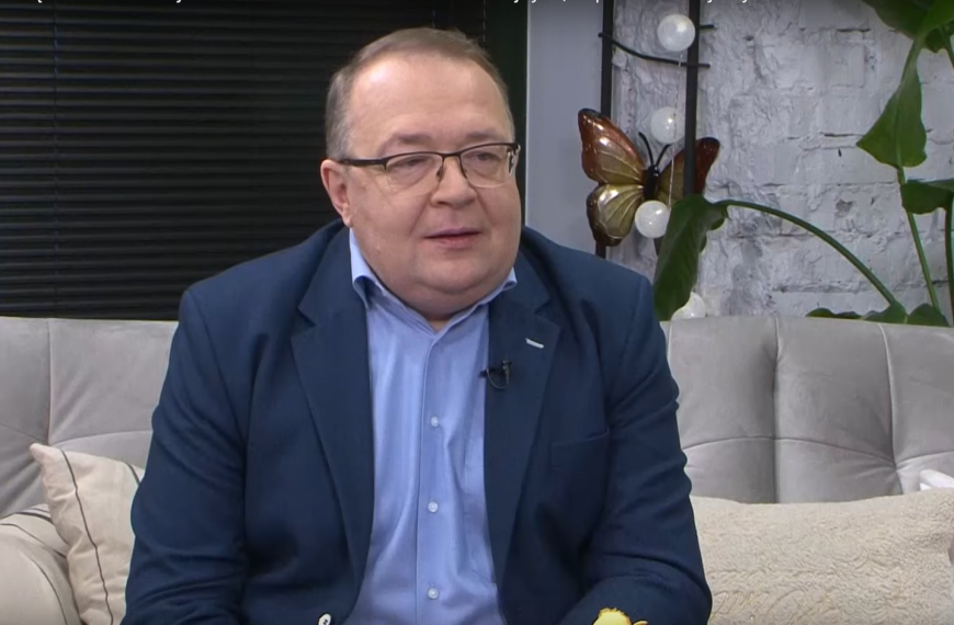 Frederick Forsyth się odsłania: Co ujawnia „Outsider” o autorze „Psów Wojny”?