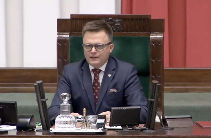 Czy afera Collegium Humanum pogrąży Hołownię?