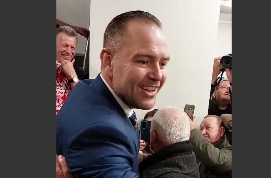Tłumy przybyły na spotkanie z Nawrockim. Szef IPN wyszedł do tych, co nie mogli wejść i powiedział …