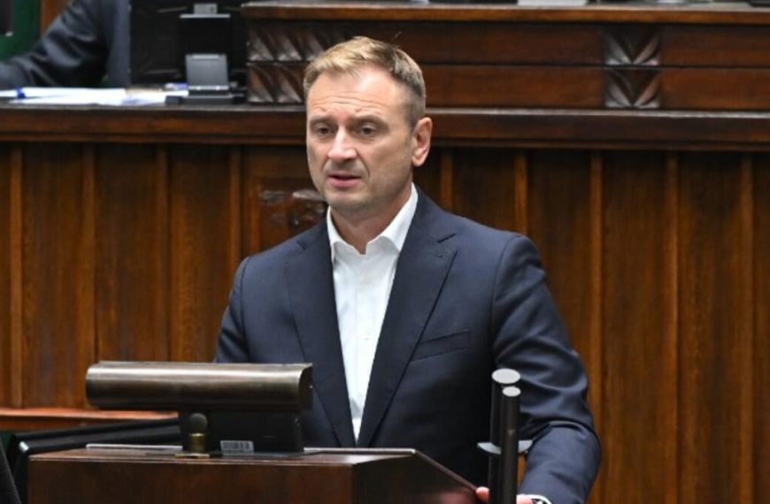 Nitras w kontrze do Tuska. Wojenka sondażowa trwa