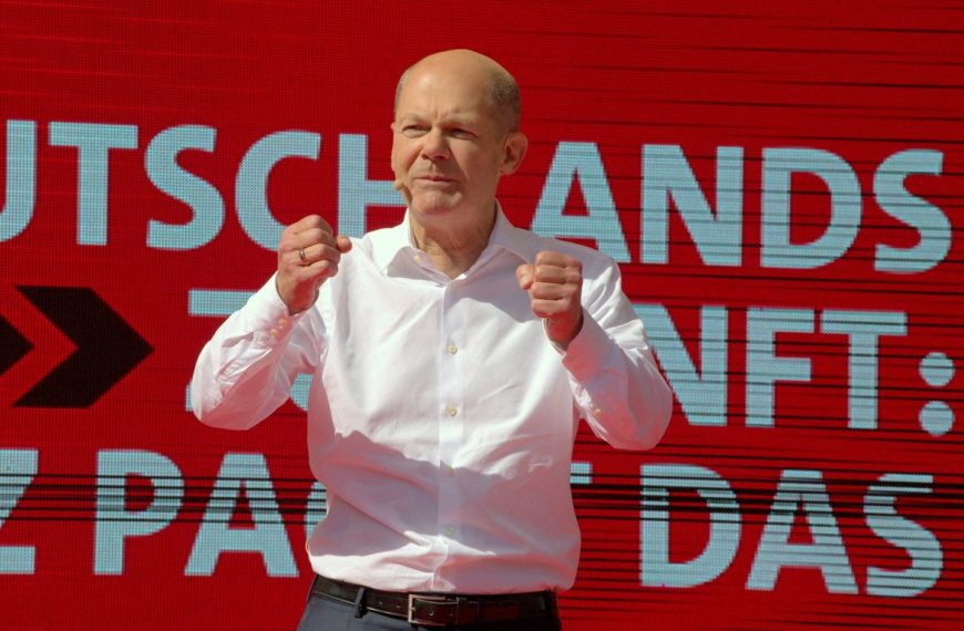 SPD Scholza traci poparcie. Do gry wchodzą chadecy