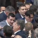 Bójka w serbskim parlamencie. Obrady przerwano