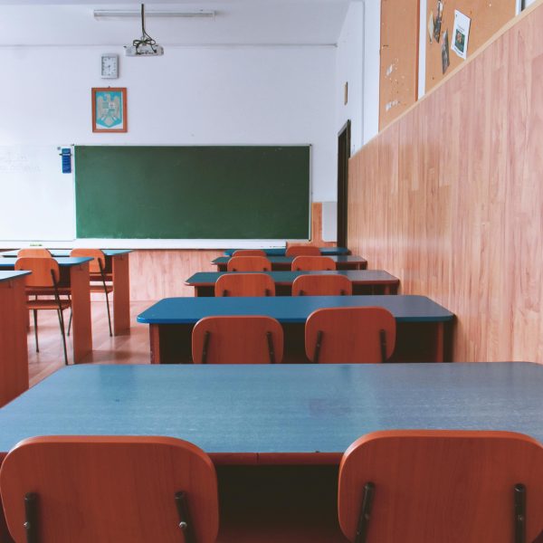 Równamy w dół w polskiej oświacie: brak wymogu 30 proc. punktów z przedmiotu dodatkowego budzi ostry sprzeciw