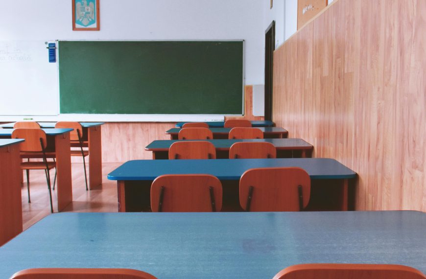 Równamy w dół w polskiej oświacie: brak wymogu 30 proc. punktów z przedmiotu dodatkowego budzi ostry sprzeciw