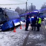 Niebezpieczna sytuacja z udziałem pasażerów: Kierowca autobusu chciał uniknąć kolizji, pojazd wylądował na słupie