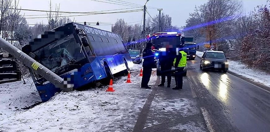 Niebezpieczna sytuacja z udziałem pasażerów: Kierowca autobusu chciał uniknąć kolizji, pojazd wylądował na słupie