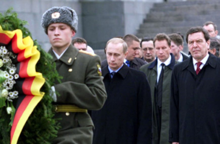 Przyjaciek Putina Schroeder jest kawalerem Orderu Orła Białego, ale to Macierewicz przeszkadza Sikorskiemu