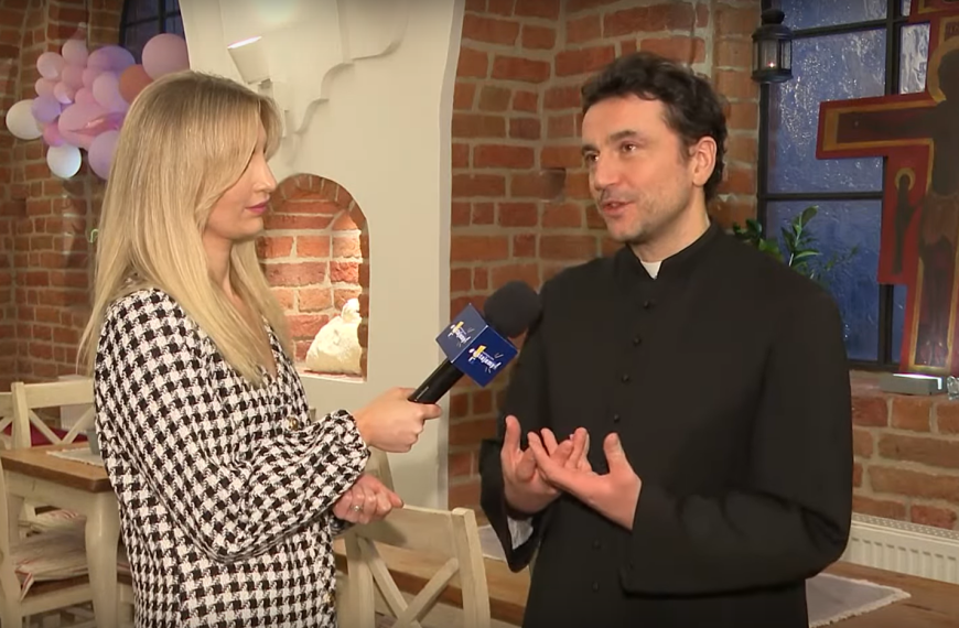 Czym są roraty? Istota rekolekcji adwentowych | Republika wstajemy!