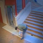 Wstrząsające nagranie: 26-letni uchodźca rabuje 91-letnią Szwedkę z rodzinnej pamiątki