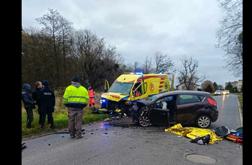 Tragedia na Dolnym Śląsku. Samochód zderzył się z karetką. Jedna osoba nie żyje