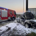 Auto w płomieniach, kierowca spłonął